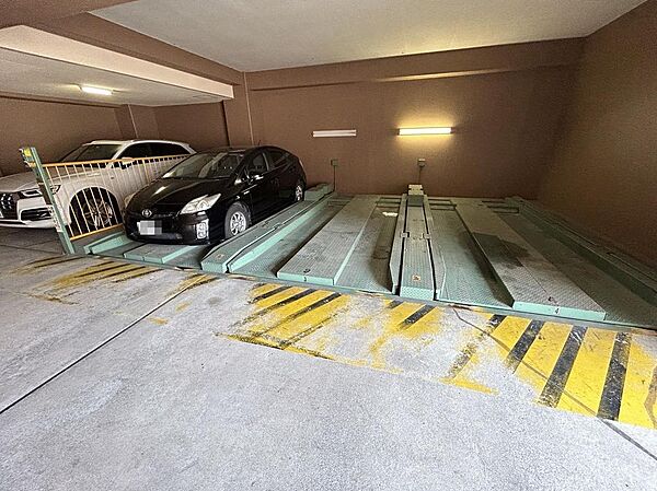 【駐車場】敷地内駐車場（月額：16000円～18000円）ございますよ！要確認！詳しくは担当までお問い合わせください！