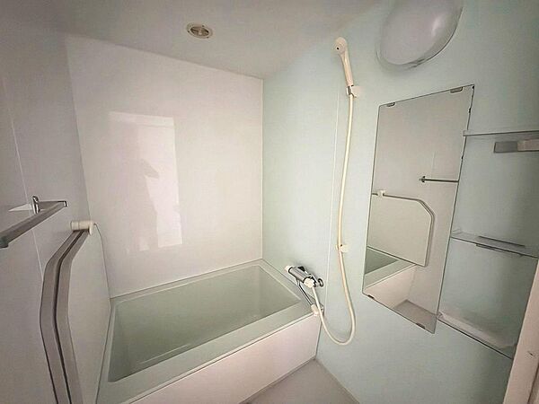 ゆったりとくつろげる綺麗な浴室ですよ！時間短縮でシャワーだけの方も多いですが、一日の疲れを癒すため湯船に浸かれば心身ともにリラックスできますね♪