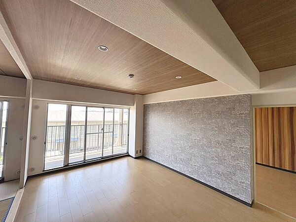 【南向きのリビング】大きな窓のあるリビングは、陽光あふれる明るい空間です♪居心地良く、ご家族皆がゆったり寛げる憩いの空間となりそうです♪