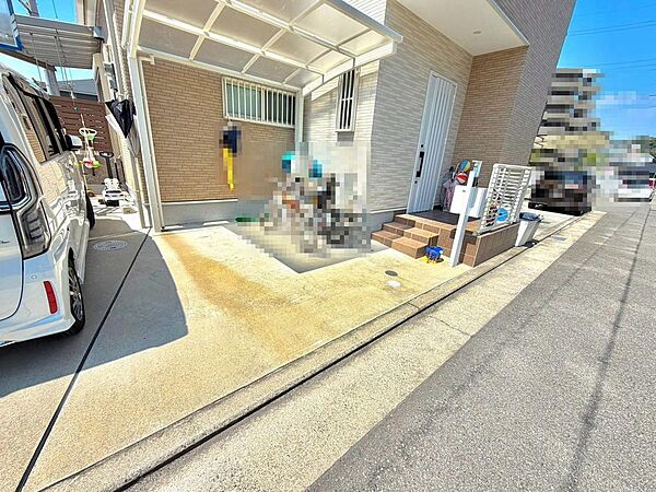 【ＬＤＫ約１６．５帖】３面採光の明るいリビングは、ご家族の憩いの空間。居心地の良い快適な安らぎの場所にもなりそうです♪