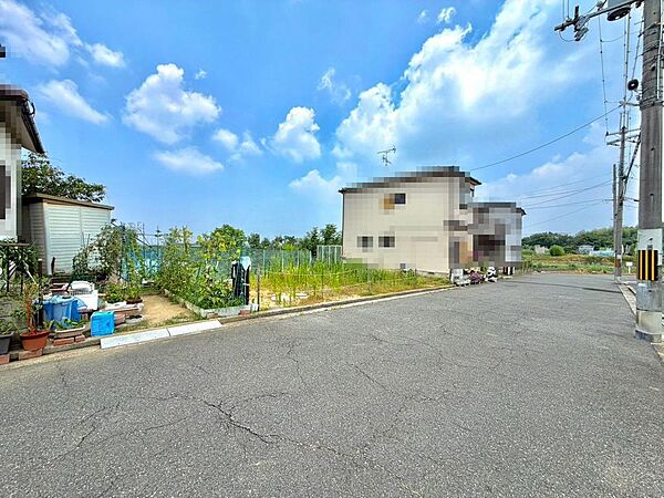 前面道路幅約１１ｍです！広々道路で運転もしやすいですね