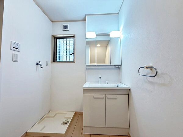 ゆとりのある洗面室ですよ！朝の身支度もスムーズにできますね♪