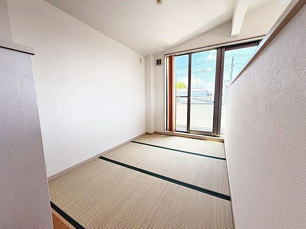 和室ございます♪一息つく時の癒しの空間や客間にも使えますね☆お子様のお昼寝スペースにもぴったりです♪