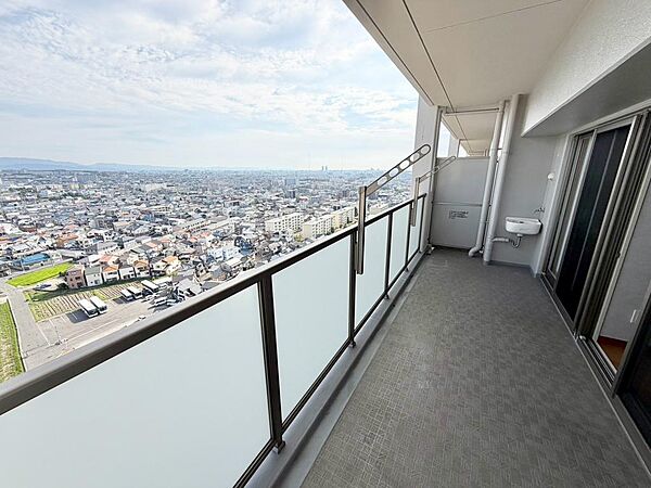 【南面バルコニー】開放感のあるバルコニーです♪お洗濯も楽々快適に干せますよ♪