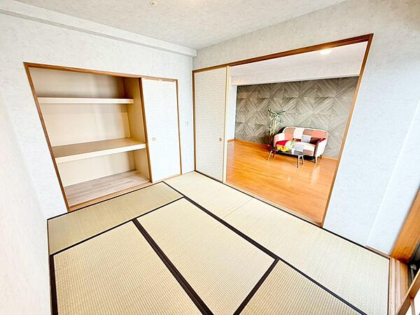 ☆和室ございます☆一息つく時の癒しの空間や客間にも使えますね！リビングに隣接しているので、お子様のお昼寝スペースにもいいですね！