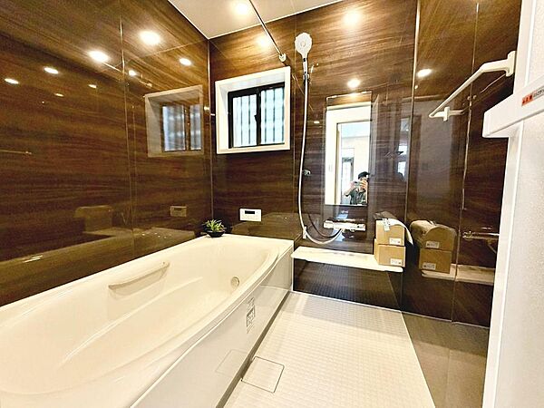 ゆったりとくつろげる綺麗な浴室ですよ！時間短縮でシャワーだけの方も多いですが、一日の疲れを癒すため湯船に浸かれば心身ともにリラックスできますね♪