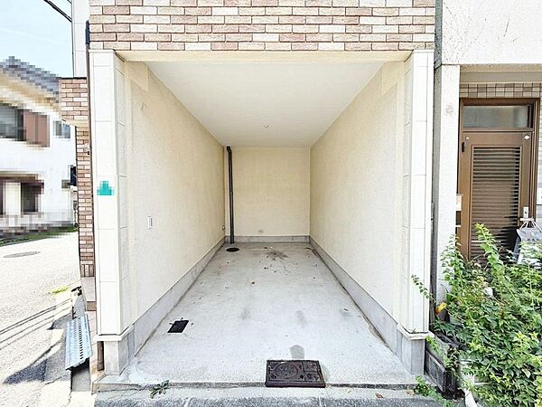 ビルトインガレージ♪雨の日も愛車が濡れにくく嬉しいですね！