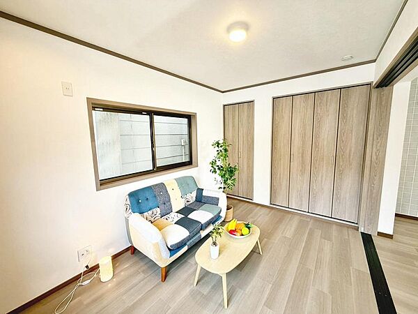 クロス・フローリング張替！綺麗な壁や床で室内が明るくなりますね！爽やかな気分でお過ごしいただけますよ！
