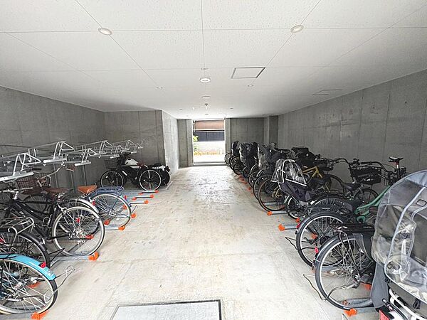 駐輪場に屋根があるので、雨の日に自転車が濡れにくく嬉しいですね♪