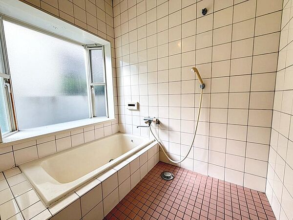 ゆったりとくつろげる綺麗な浴室ですよ！時間短縮でシャワーだけの方も多いですが、一日の疲れを癒すため湯船に浸かれば心身ともにリラックスできますね♪
