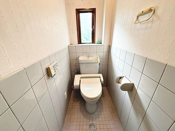 温水便座洗浄便座ですので、寒い日も温かい便座で安心して使用していただけますよ！