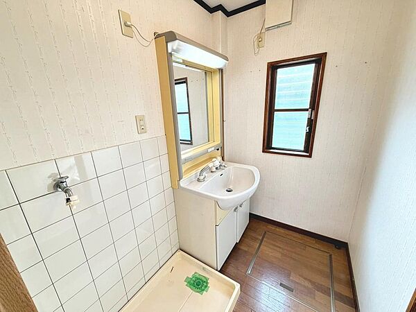 ゆとりのある洗面所ですよ！家族そろって身支度出来ますね！