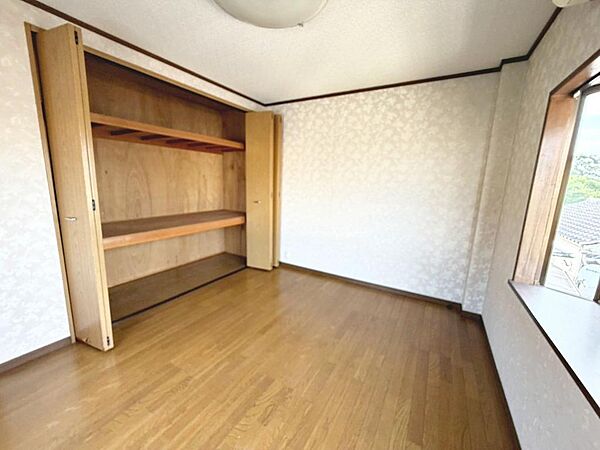 全居室収納有りますので、収納場所に困らず綺麗な室内をたもてますね