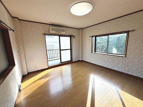 穏やかな光が差し込む室内には、穏やかな時間が流れます♪休日には、落ち着いた空間で自分の趣味を楽しむのはいかがですか。