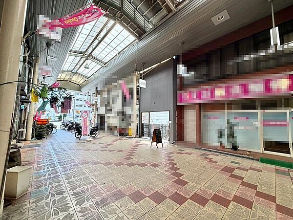 周辺にはスーパーや薬局など、商業施設がそろっていますよ！とても住みやすい環境ですよ♪