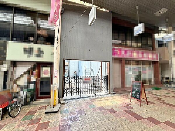 店舗付住宅で1階を店舗や事務所として利用すれば、人通りの多さから集客を見込めることのほか、通勤時間を最短に抑えられますよ♪
