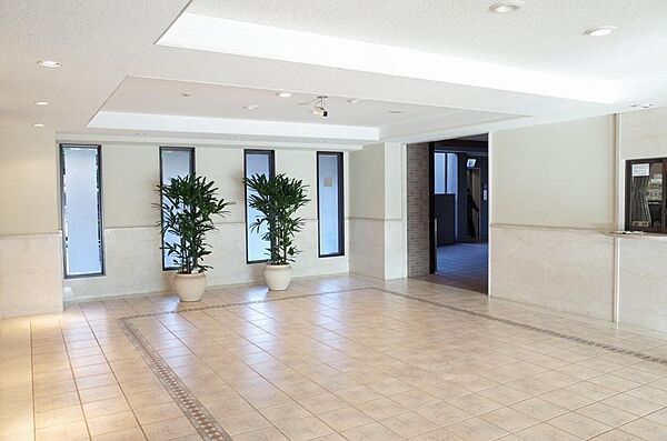 ゆとりのエントランスロビーです。マンションの顔としてふさわしい佇まいです。