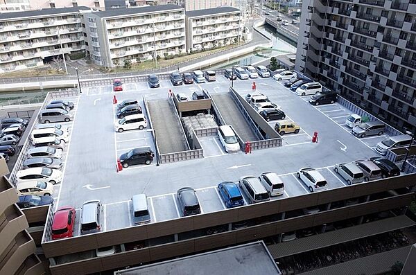 敷地内駐車場空きありますよ（月額2000円～6000円）！愛車の置き場所に困りませんね♪