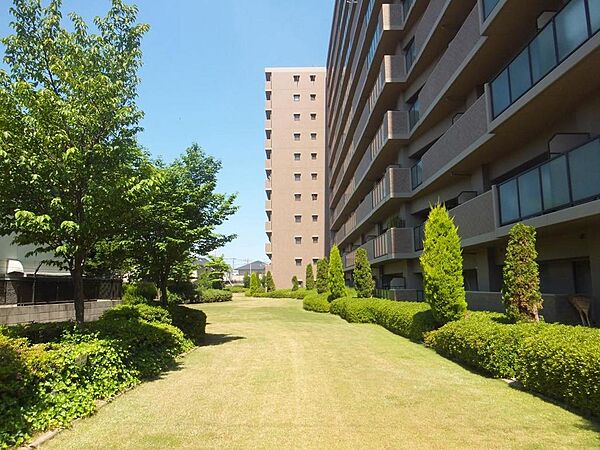【南東向きのバルコニーです】ワイドバルコニーですので、洗濯物が干しやすいですよ！