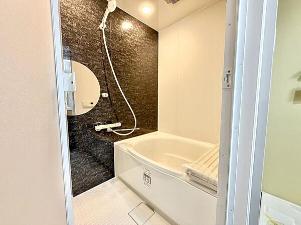 ゆったりとくつろげる綺麗な浴室ですよ！時間短縮でシャワーだけの方も多いですが、一日の疲れを癒すため湯船に浸かれば心身ともにリラックスできますね♪