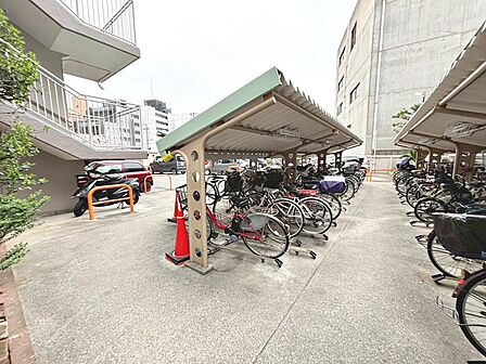 【駐輪場】屋根ございますので、雨で自転車が濡れないのは、嬉しいポイントですね!