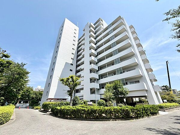 ファミリーマートまで徒歩９分！ドラッグストアライフォートまで徒歩８分！ATCまで徒歩１７分！お買い物に便利な立地ですね♪