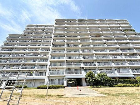 【ユニットバス新調】マンションにめずらしい、浴室に窓ございますよ!時間短縮でシャワーだけの方も多いですが、一日の疲れを癒すため湯船に浸かれば心身ともにリラックスできますね♪