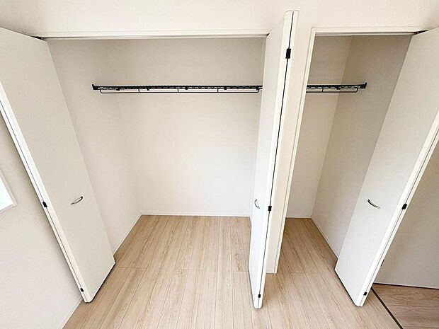 【クローゼット】お部屋を広く利用するために必須なクローゼットが全室付いています♪もちろんお荷物を収納されても良しの勝手の良いクローゼットは嬉しいで