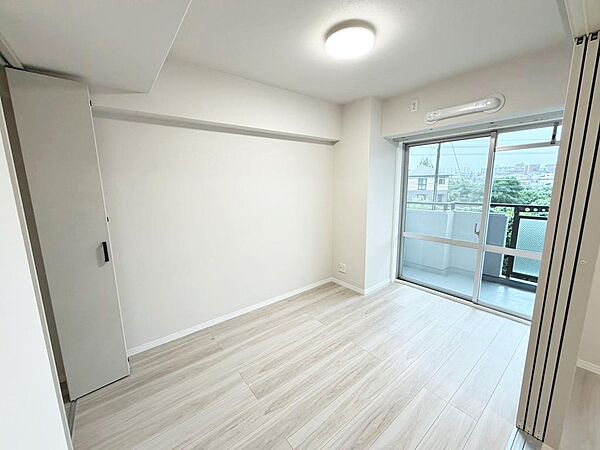 クロス張り替え済！綺麗な壁紙で部屋が明るく見えて気持ちも明るくなりますね♪
