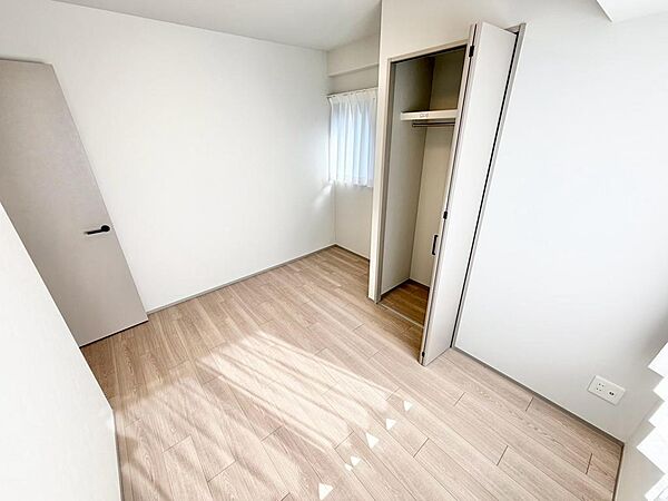 【クローゼット】お部屋を広く利用するために必須なクローゼットが全室付いています♪もちろんお荷物を収納されても良しの勝手の良いクローゼットは嬉しいですね♪