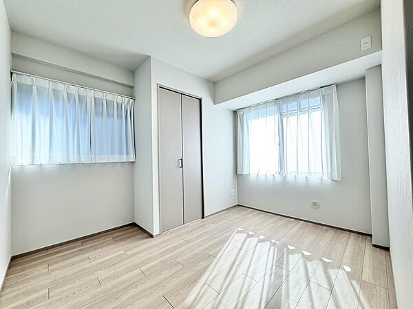 ２面採光を確保した明るい室内は、風通しも良く、大変居心地の良い空間となっております♪爽やかな風を感じて起きる朝は、快適生活の始まりに！