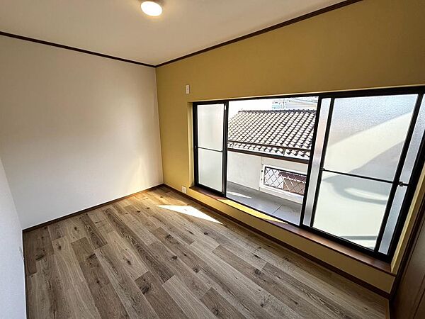 【洋室】穏やかな光が差し込む室内には、穏やかな時間が流れます。休日には、落ち着いた空間で自分の趣味を楽しむのはいかがですか。