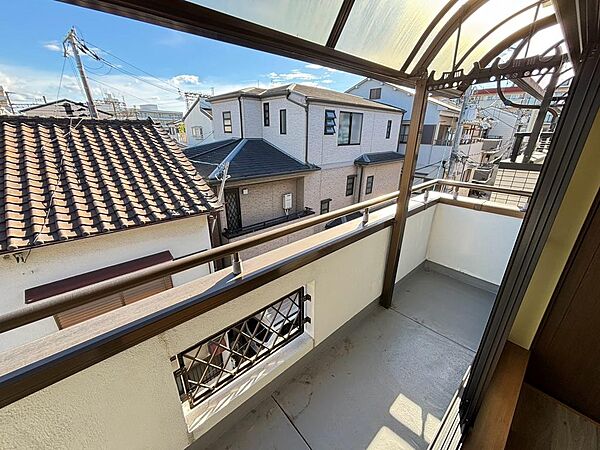 横に長いバルコニーです！洗濯物の多い日も安心ですね！