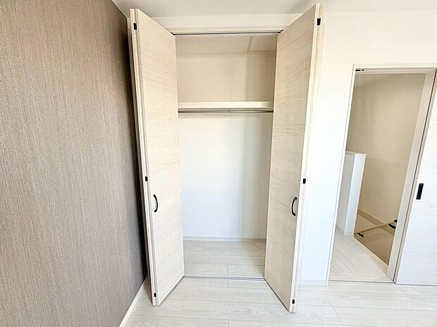クローゼットありますよ！収納場所に困らず綺麗な室内を保てそうですね！