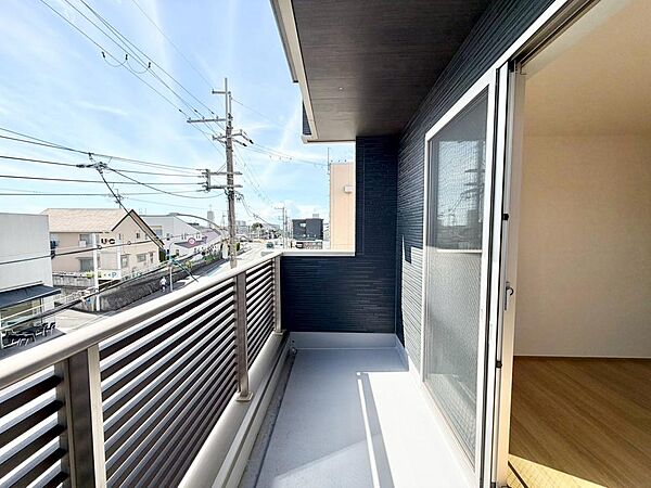 南西面バルコニーございますので、洗濯物が良く乾きますね！バルコニー３か所あるので、洗濯物の多い日も安心です！