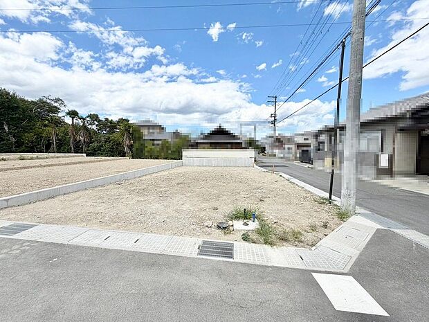 温水洗浄便座ですので、寒い日も温かい便座で安心して使用していただけますよ！トイレ１階と２階の２ヶ所あります♪忙しい朝や家族の多いご家庭も安心ですね！
