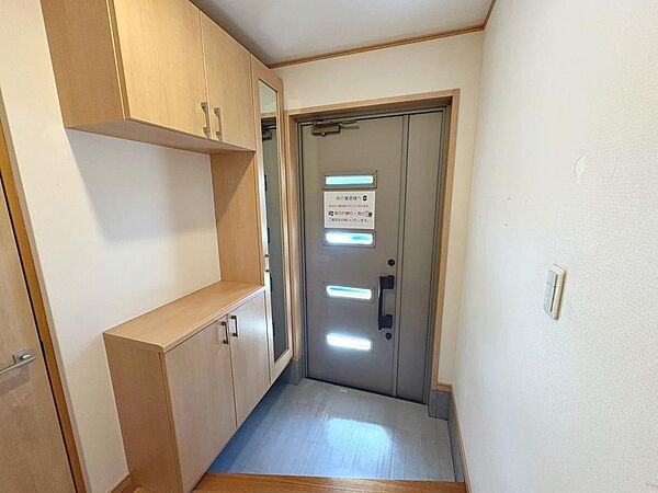 玄関にシューズボックスありますよ♪玄関周りもスッキリ片付きますね！