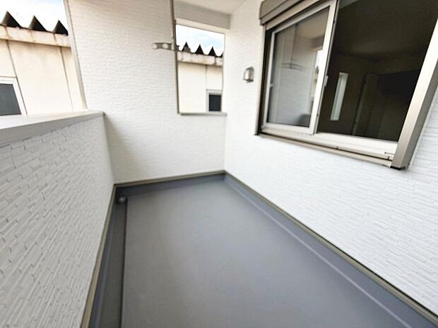 開放感のあるバルコニーです♪お洗濯も楽々快適に干せますよ♪
