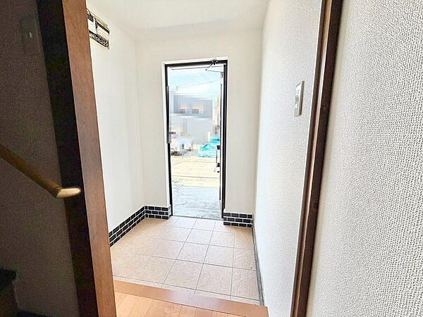 ゆとりの玄関ですよ！靴の脱ぎ履きがしやすいですね！シューズボックス置けば、散らかりがちな玄関も片付きますね！