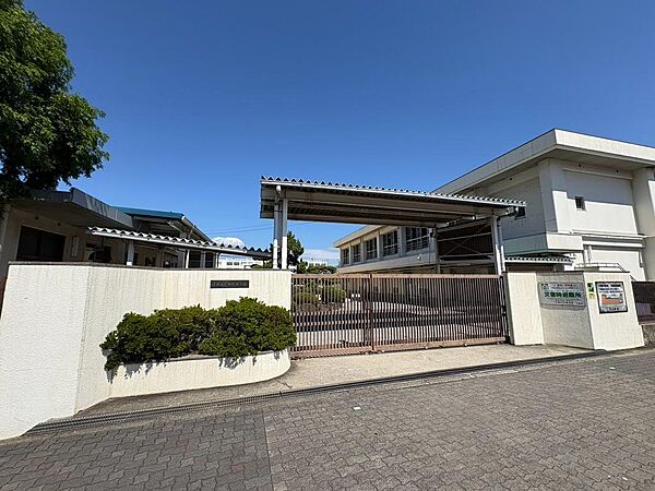 中野中学校まで徒歩１４分