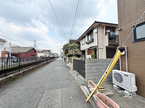 憧れのアイランドキッチンです♪左右から出入り出来てスムーズに家事ができますね！オーダー食器棚があるので、統一感がありお洒落なキッチンです♪