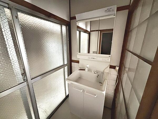洗面台に窓があるので、明るく朝から気持ちがシャキッとしますね！