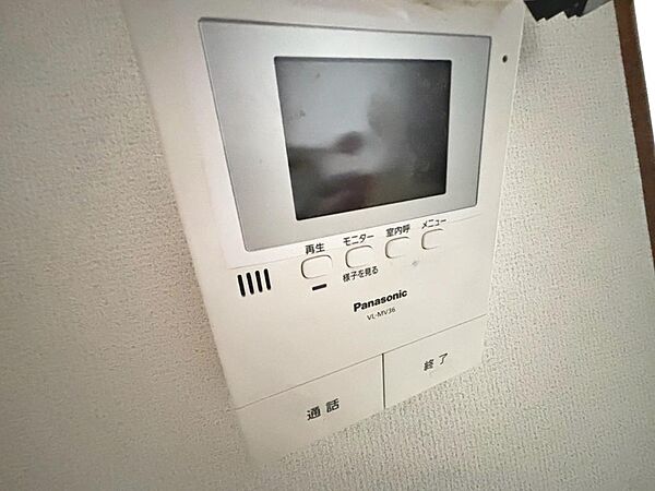 ＴＶモニター付きインターホンですので、突然の来客時にも外の様子が確認できて安心です♪