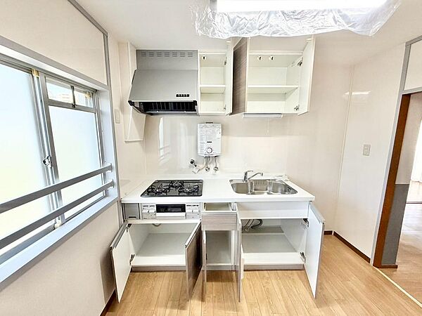 お料理に集中しやすい壁付けキッチンです♪コンロは３口ガスで使いやすいですよ！