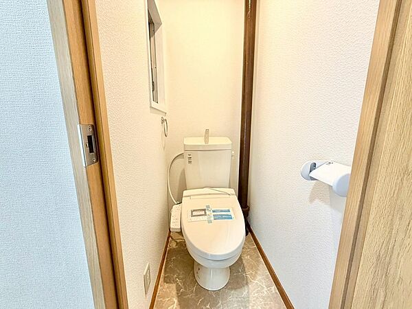 トイレ内に窓があるので、換気しやすく匂いもこもりませんね！