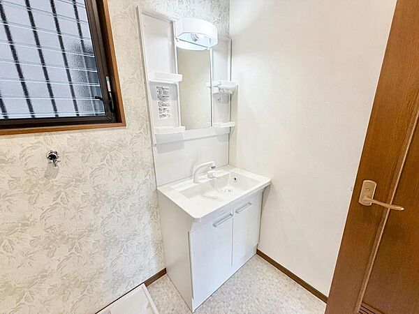 ゆとりのある洗面室ですよ！朝の身支度もスムーズにできますね♪玄関入ってすぐに洗面室があるので、帰宅後すぐに手洗いうがいができますよ