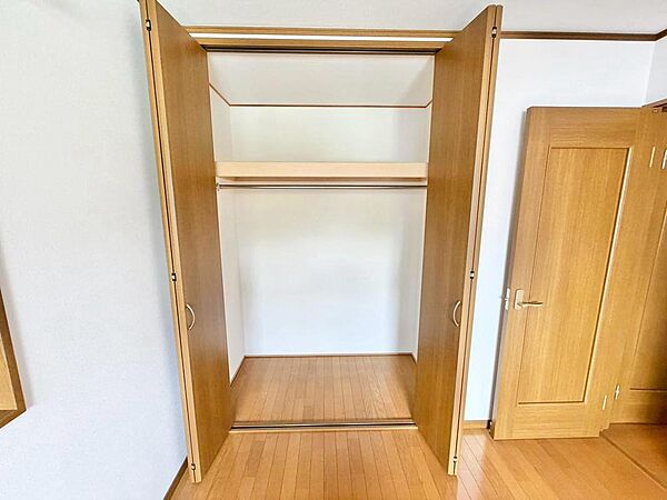 各居室にはクローゼットを完備し、家具の配置にも困らない設計がされており、採光と室内のバランスが絶妙です。