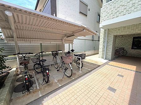 【駐輪場】屋根ございますので、雨で自転車が濡れないのは、嬉しいポイントですね!