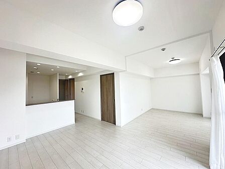 南西・南東・北東向きの三方角部屋!日当り・通風良好♪たっぷりの陽光と穏やかな風が舞い込む快適な住まい!