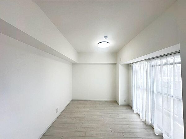 【ＬＤＫ約２０．９帖】大きな窓のあるリビングは、陽光あふれる明るい空間です♪居心地良く、ご家族皆がゆったり寛げる憩いの空間となりそうです♪